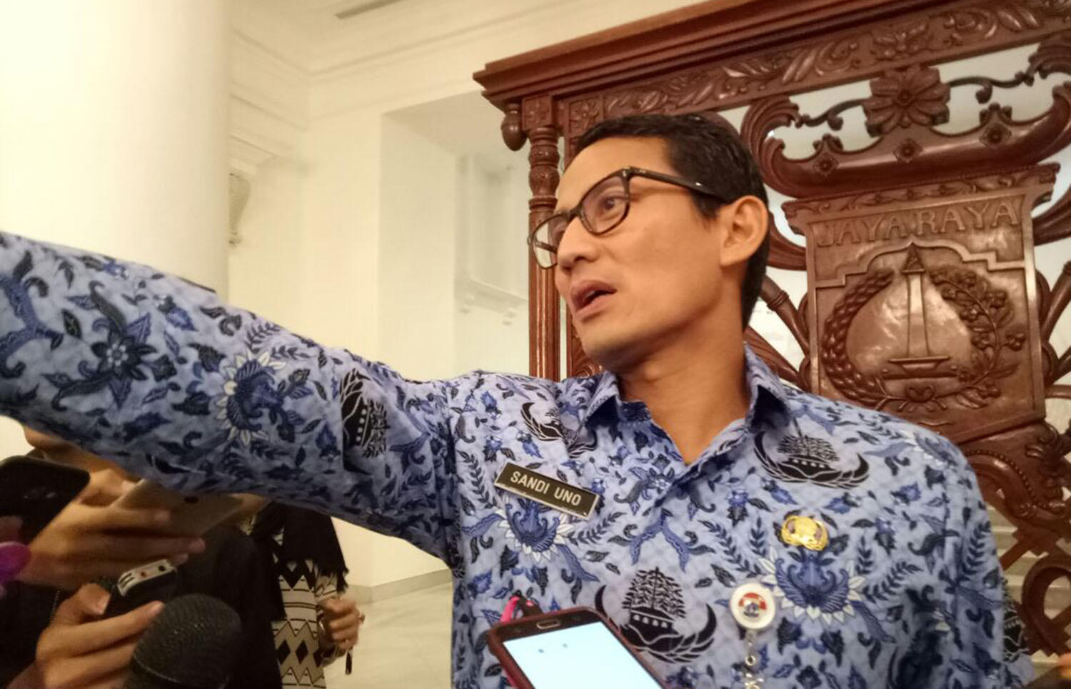 Sumringah Sandiaga Terima Sepatu Pantofel Impiannya KASKUS