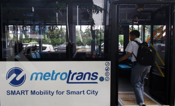 Tepati janji, Anies-Sandi gratiskan buruh DKI naik Transjakarta