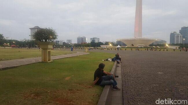 Before-After Monas yang Kini Tanpa Pagar Pembatas Rumput