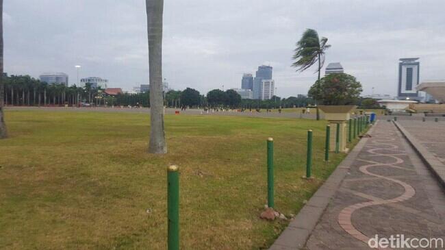 Before-After Monas yang Kini Tanpa Pagar Pembatas Rumput