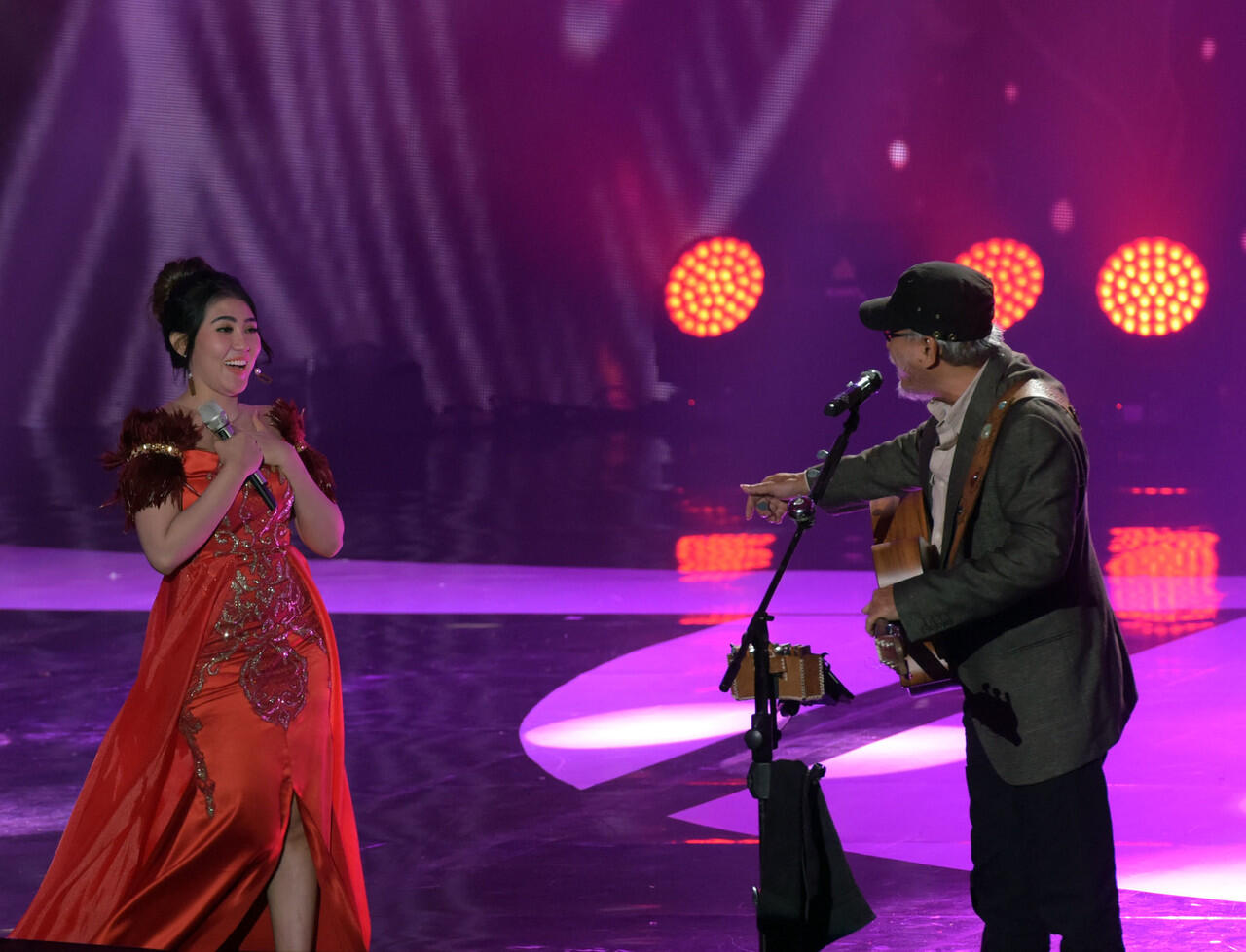 Iwan Fals Nyanyi Lagu Dangdut Bareng Via Vallen