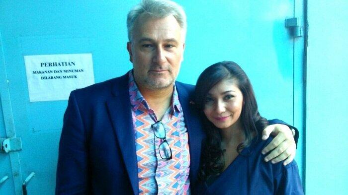 Biar Irit, Baby Margaretha dan Pacar Bulenya Pilih Makan di Pinggir Jalan