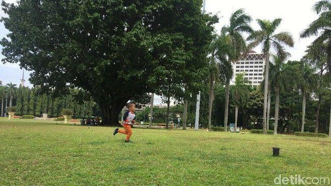 Ramai-ramai Nikmati Rumput Monas yang Kini Tanpa Pagar