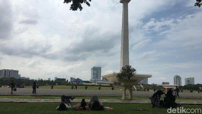 Ramai-ramai Nikmati Rumput Monas yang Kini Tanpa Pagar