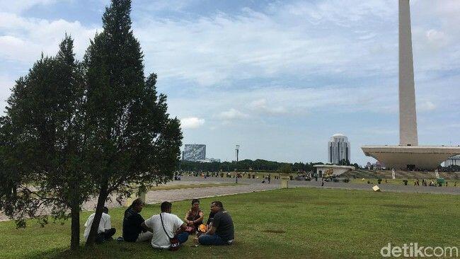 Ramai-ramai Nikmati Rumput Monas yang Kini Tanpa Pagar