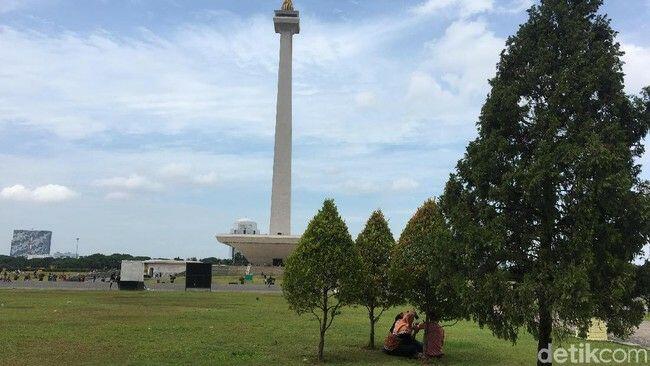 Ramai-ramai Nikmati Rumput Monas yang Kini Tanpa Pagar