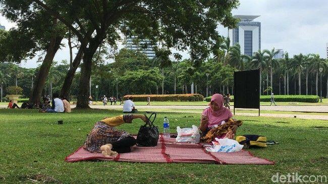 Ramai-ramai Nikmati Rumput Monas yang Kini Tanpa Pagar