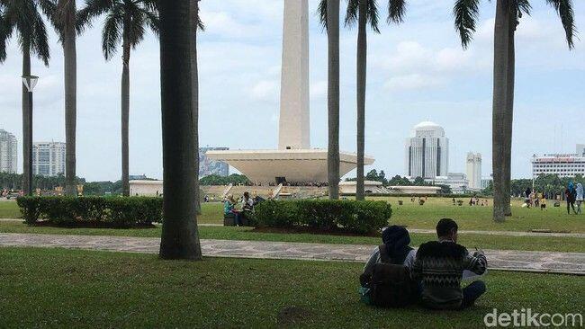 Ramai-ramai Nikmati Rumput Monas yang Kini Tanpa Pagar