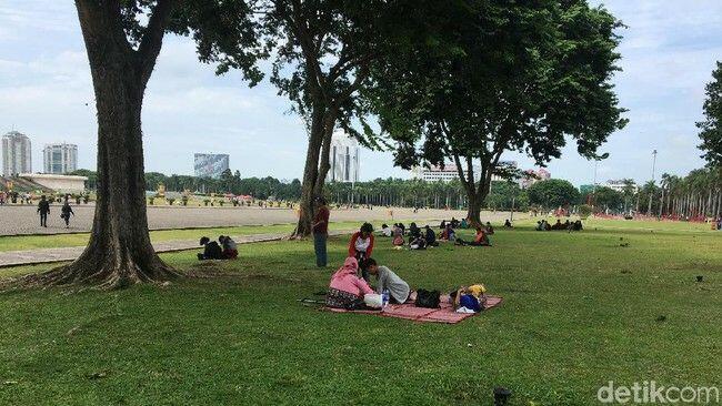 Ramai-ramai Nikmati Rumput Monas yang Kini Tanpa Pagar