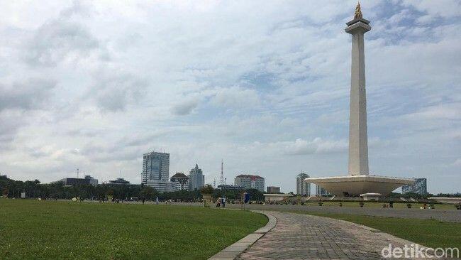 Ramai-ramai Nikmati Rumput Monas yang Kini Tanpa Pagar