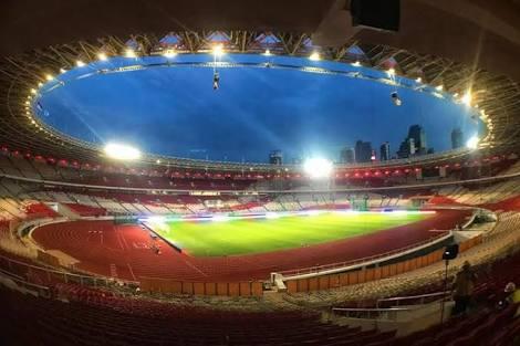 Gelora Bung Karno Punya Cara Unik Menegur Seseorang Yang Mengangkat Kaki Di Kursi.