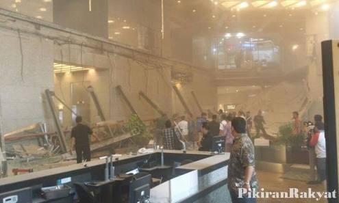 Selasar Gedung Bursa Efek Indonesia Roboh