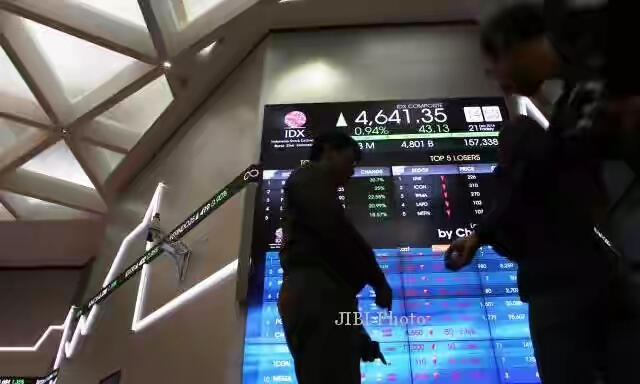 Selasar Gedung Bursa Efek Indonesia Roboh