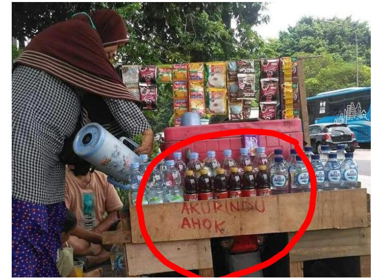 Tulis Tentang Ahok di Gerobaknya, Pedagang Kopi Keliling Ini Kebanjiran Berkah!