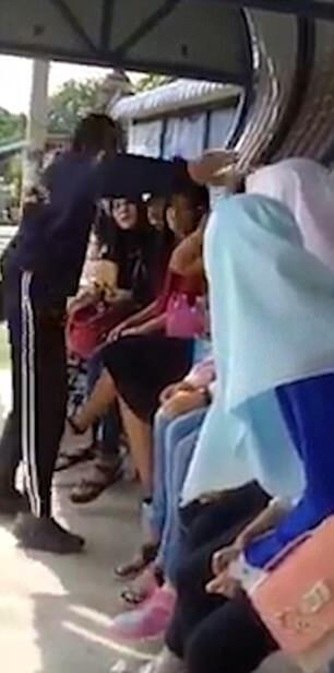 Pria &quot;Jagoan&quot; Ini Tampar Wanita Di Halte Bus Karena Tak Kenakan Jilbab