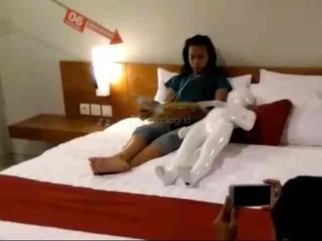 Boneka Gantikan Peran Tiga Anak Saat Reka Ulang Video Porno