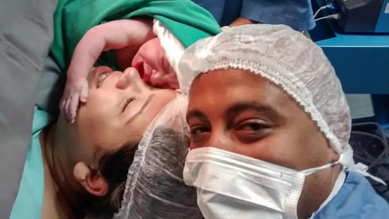Gemas, Bayi Baru Lahir Peluk dan Cium Wajah Ibunya