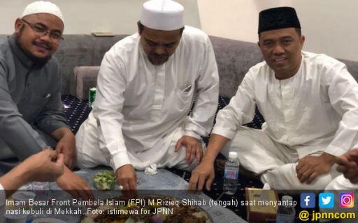 Betah di Arab Saudi, Habib Rizieq Berpose Makan Nasi Kebuli