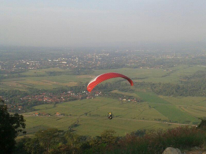 Wisata Paralayang Majalengka – Rute, Lokasi, & Tarif