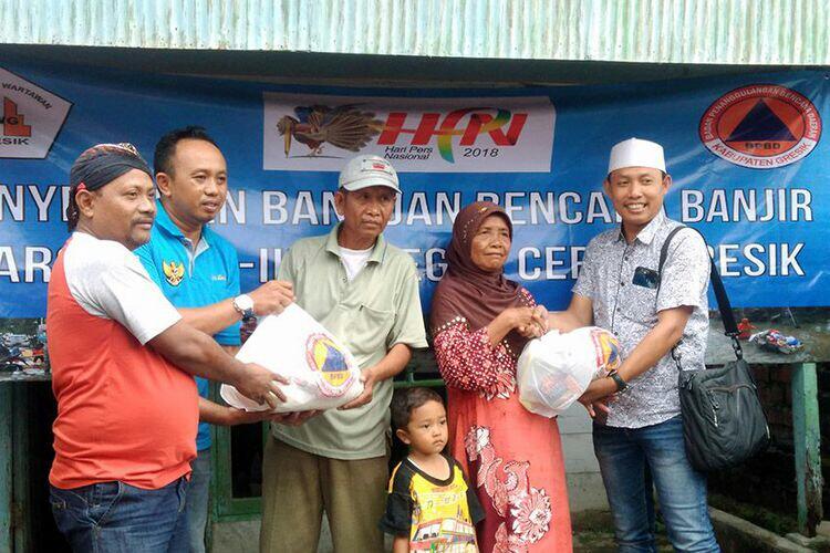 Peduli Korban Banjir, Wartawan Gresik Salurkan Sumbangan