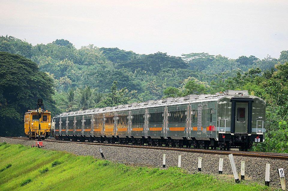 Kereta Ekonomi Premium Terbaru Buatan INKA