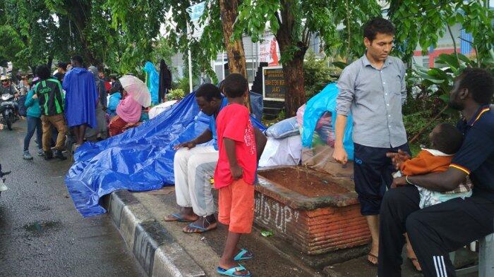 Warga Bantu Salurkan Bantuan untuk Pengungsi Afghanistan di Pinggir Jalan Kalideres