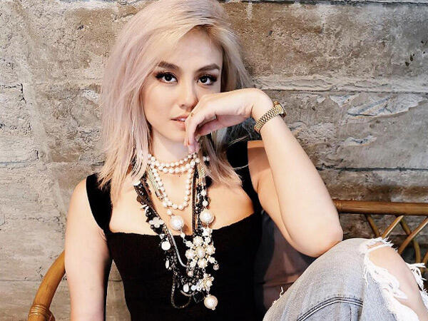 Disebut Mirip Gembel, Agnez Mo Langsung Pamer Harga Sepatu