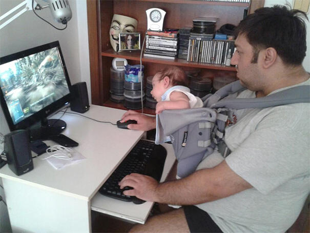 Momen Kocak Ngenes Bayi-bayi yang Diasuh Ayah Gamer