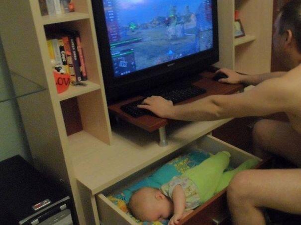 Momen Kocak Ngenes Bayi-bayi yang Diasuh Ayah Gamer