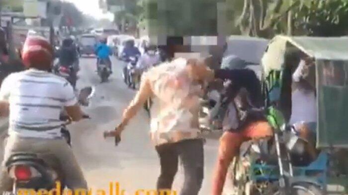 Emak-emak Ngamuk Setelah Gagal Nyalip dan Terjepit Becak Motor, Videonya Viral!
