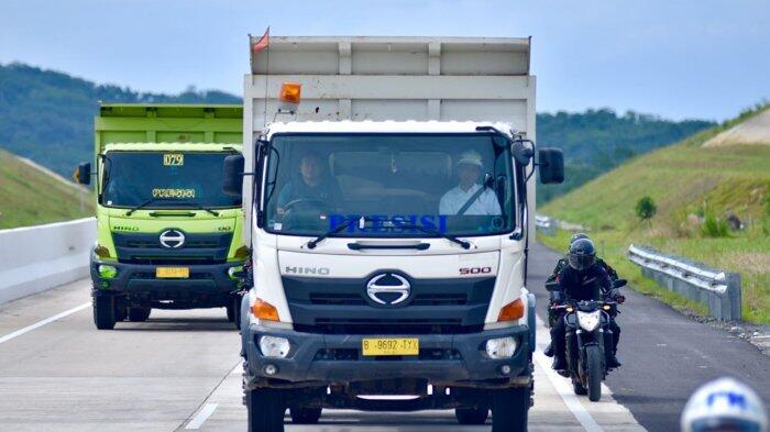 Naik Truk Pasir, Jokowi Jajal Sebagian Ruas Tol Trans Sumatera