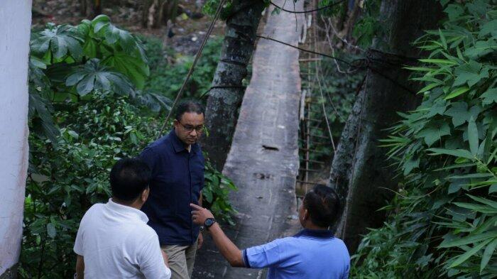 Gubernur Anies Pastikan Bangun Jembatan Gantung Baru di Srengseng Sawah