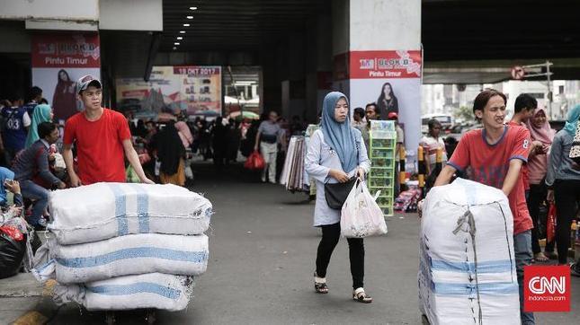 Sandi Sarankan Porter Tanah Abang Angkut Barang saat Malam