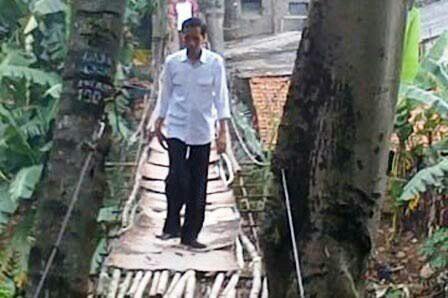 Anies: Jembatan Gantung Srengseng Sawah akan Diperbaiki