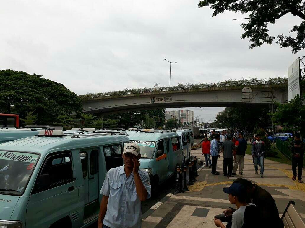 Sopir Mikrolet Tanah Abang Mogok, Penumpang Terlantar