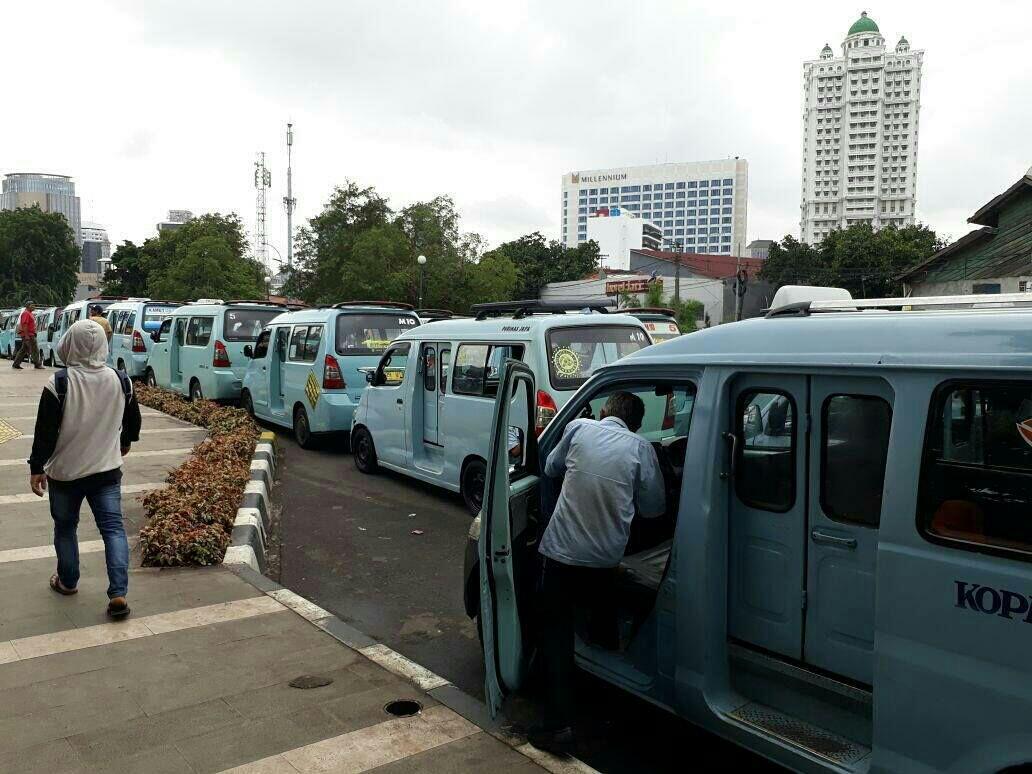 Sopir Mikrolet Tanah Abang Mogok, Penumpang Terlantar