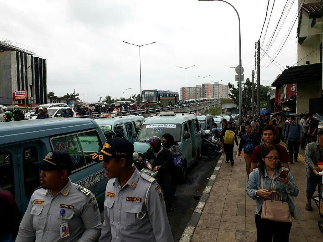 Sopir Mikrolet Tanah Abang Mogok, Penumpang Terlantar