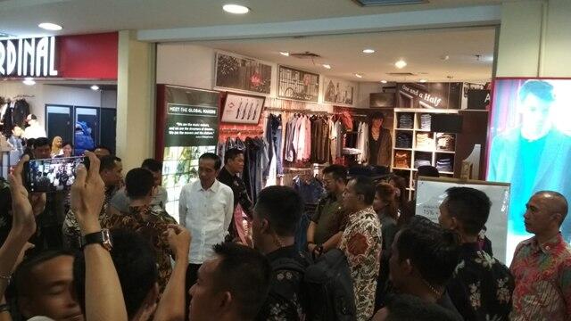 Jokowi Blusukan di Mal Palembang