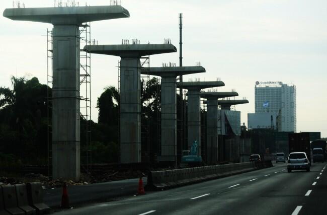 Beton LRT Ambruk, Lima Pekerja Terluka