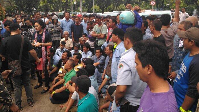 Jeritan Hati Sopir Angkot Tanah Abang Akibat Kebijakan Baru Gubernur Anies