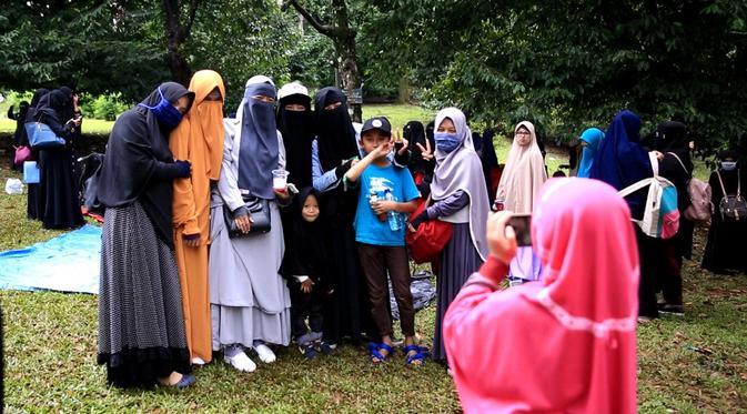 Menyingkap Hidup di Balik Cadar