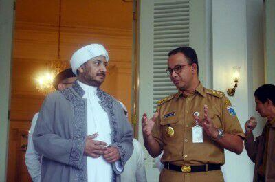 Kekompakan Anies-Sandi Main HP Saat Konferensi Pers Bersama Ulama
