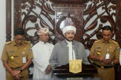 Kekompakan Anies-Sandi Main HP Saat Konferensi Pers Bersama Ulama