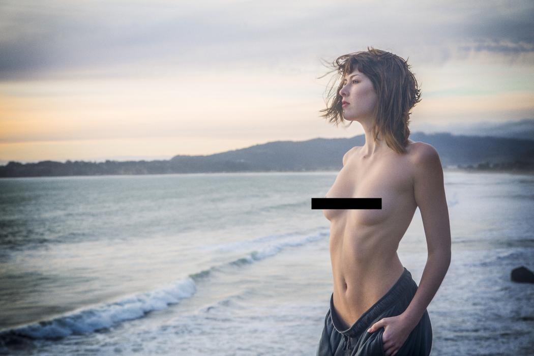 &#91;18+&#93; CEWEK ini KELILING DUNIA GRATIS dengan cara BUGIL