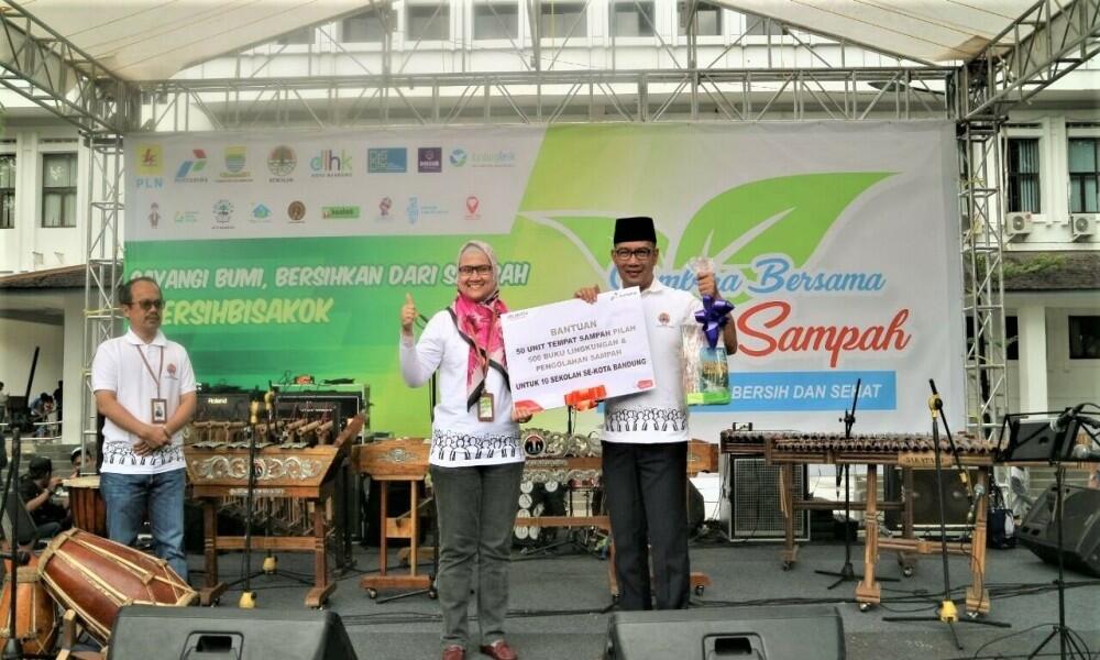 Pertamina Berikan 50 Tempat Sampah untuk  10 Sekolah  di  