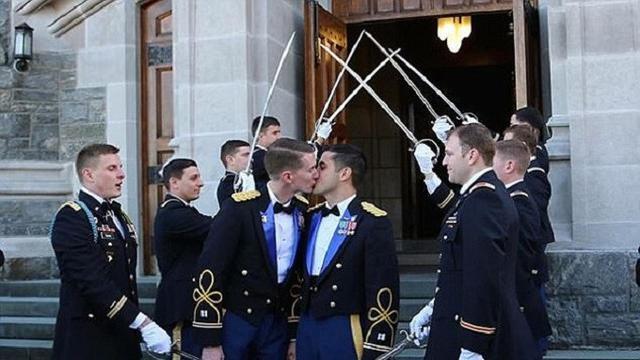 Pertama Kali, Pasangan Gay Menikah di Akademi Militer AS