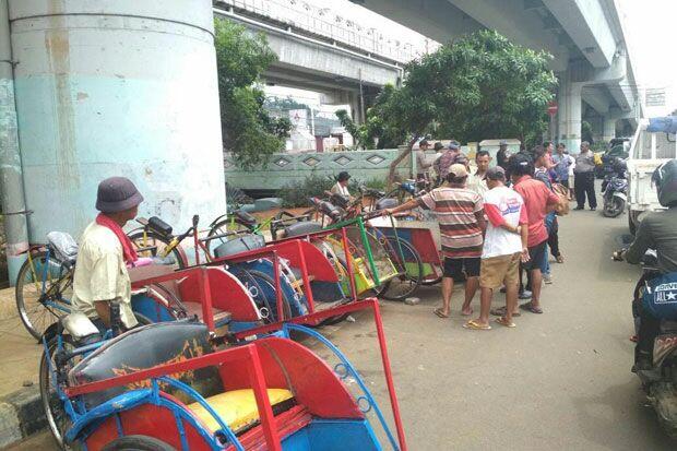 Puluhan Tukang Becak Asal Indramayu Nekat Datang ke Jakarta