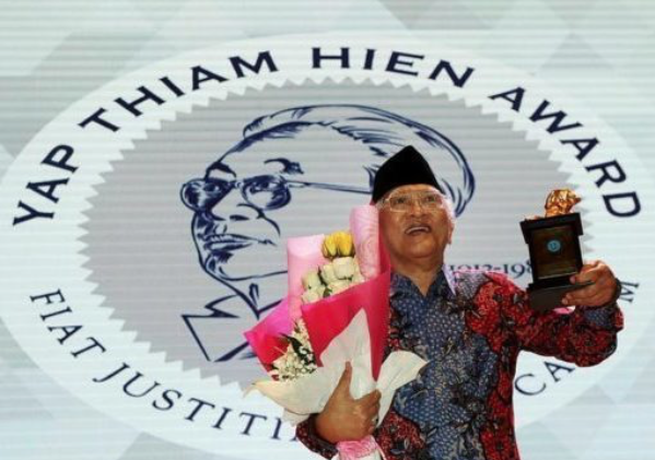 Gus Mus Menerima Penghargaan Yap Thiam Hien Tahun 2017