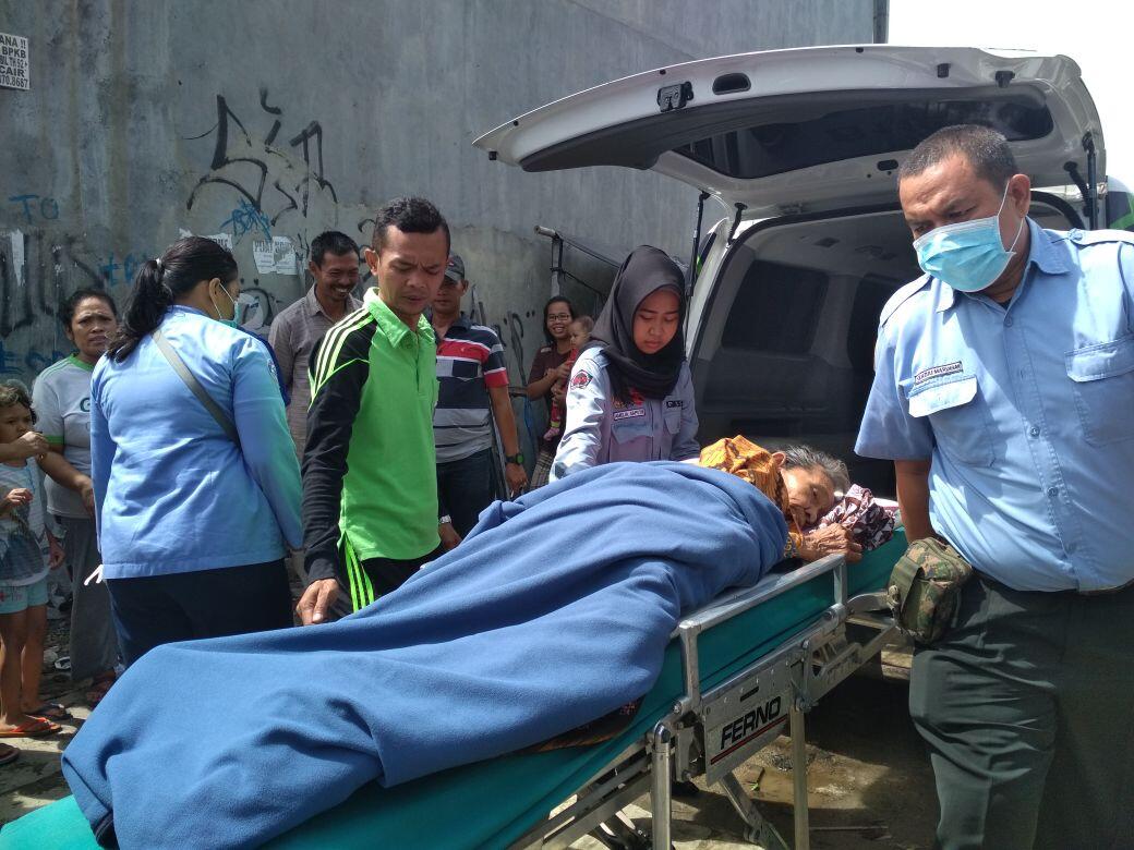 Enung, Tukang Sapu Jalanan yang Kini Tak Berdaya