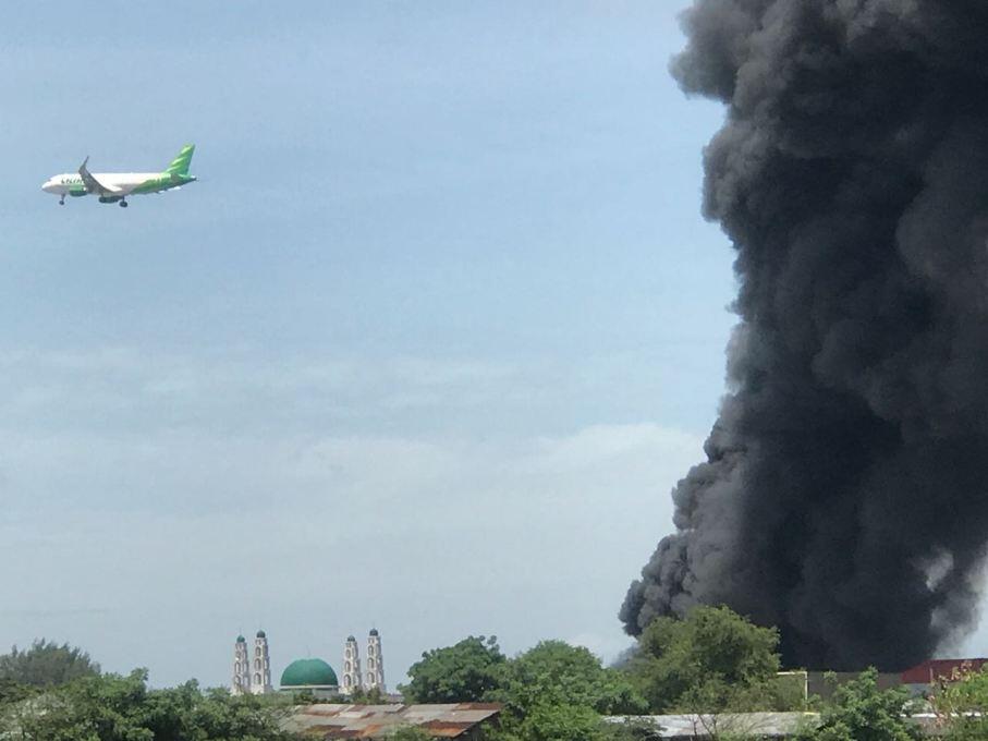 Rumah Pengepul Sampah di Sekitar Bandara Soekarno-Hatta Terbakar